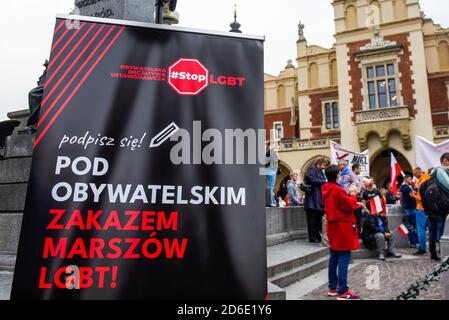 Polnische konservative Bürger mit Gesichtsmasken warten auf Menschen, die während der Kundgebung einen STOPP-LGBT-Gesetzesentwurf unterschreiben. Das Projekt #StopLGBT hat zum Ziel, dem parlament einen Gesetzesvorschlag zum Verbot von LGBT-Paraden und Bildung im Land vorzulegen. Stockfoto