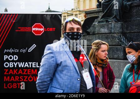 Polnische konservative Bürger mit Gesichtsmasken warten auf Menschen, die während der Kundgebung einen STOPP-LGBT-Gesetzesentwurf unterschreiben. Das Projekt #StopLGBT hat zum Ziel, dem parlament einen Gesetzesvorschlag zum Verbot von LGBT-Paraden und Bildung im Land vorzulegen. Stockfoto