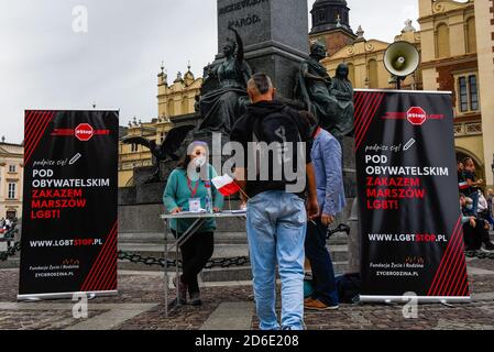 Polnische konservative Bürger mit Gesichtsmasken warten auf Menschen, die während der Kundgebung einen STOPP-LGBT-Gesetzesentwurf unterschreiben. Das Projekt #StopLGBT hat zum Ziel, dem parlament einen Gesetzesvorschlag zum Verbot von LGBT-Paraden und Bildung im Land vorzulegen. Stockfoto