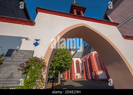 Katholische Pfarrkirche am Kirchplatz, Kirchberg, Hunsrück, Rheinland-Pfalz, Deutschland Stockfoto