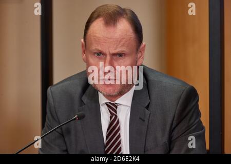 Hamburg, Deutschland. Oktober 2020. Andy Grote (SPD), Senator des Innern, hält eine Pressekonferenz zur Verschärfung der Corona-Regeln aufgrund steigender Infektionsraten ab. Quelle: Georg Wendt/dpa/Alamy Live News Stockfoto