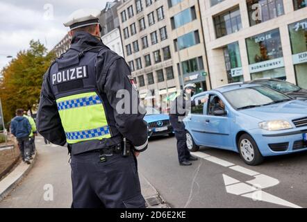 Hamburg, Deutschland. Oktober 2020. Zwei Polizisten weisen den Autofahrern auf die veränderte Verkehrsführung im Jungfernstieg hin, die am Morgen in Kraft trat. Quelle: Georg Wendt/dpa/Alamy Live News Stockfoto