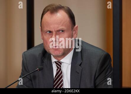 Hamburg, Deutschland. Oktober 2020. Andy Grote (SPD), Senator des Innern, hält eine Pressekonferenz über die Verschärfung der Corona-Regeln aufgrund steigender Infektionszahlen ab. Quelle: Georg Wendt/dpa/Alamy Live News Stockfoto