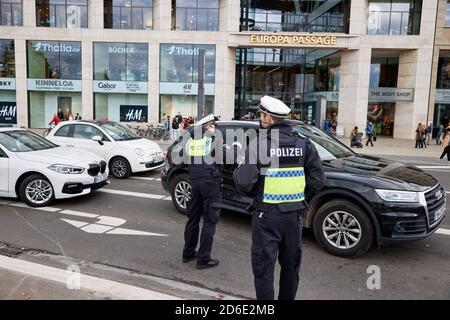 Hamburg, Deutschland. Oktober 2020. Zwei Polizisten weisen den Autofahrern auf die veränderte Verkehrsführung im Jungfernstieg hin, die am Morgen in Kraft trat. Quelle: Georg Wendt/dpa/Alamy Live News Stockfoto