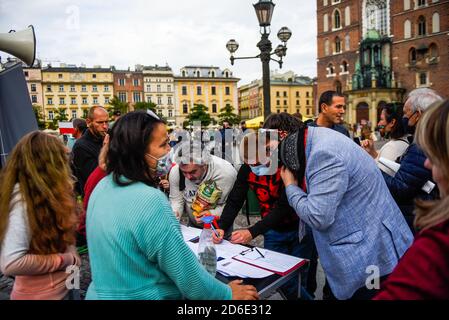 Krakau, Polen. Oktober 2020. Polnische konservative Bürger mit Gesichtsmasken unterschreiben einen STOP-Gesetzesentwurf.das #StopLGBT-Projekt hat zum Ziel, dem parlament einen Gesetzesvorschlag zum Verbot von LGBT-Paraden und Bildung im Land vorzulegen. Kredit: Omar Marques/SOPA Images/ZUMA Wire/Alamy Live Nachrichten Stockfoto