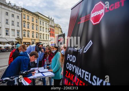 Krakau, Polen. Oktober 2020. Polnische konservative Bürger mit Gesichtsmasken unterschreiben einen STOP-Gesetzesentwurf.das #StopLGBT-Projekt hat zum Ziel, dem parlament einen Gesetzesvorschlag zum Verbot von LGBT-Paraden und Bildung im Land vorzulegen. Kredit: Omar Marques/SOPA Images/ZUMA Wire/Alamy Live Nachrichten Stockfoto