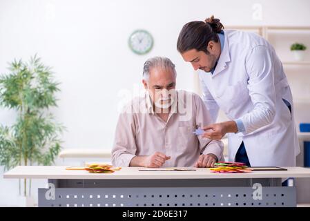 Arzt und Patient, die an der Alzheimer-Krankheit leiden Stockfoto