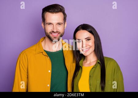 Foto hübsche Dame schöner Kerl Paar umarmt ignorieren soziale Distanzierung Gute Laune in der Liebe perfekte Paar tragen lässige Hemden Kleidung Isolierte violette Farbe Stockfoto