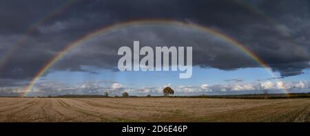 Doppelter Regenbogen über Lincolnshire Stoppelfeld Ackerlandschaft zeigt Alexander's Dark Band ein optisches Phänomen, das durch Beugung von Licht verursacht wird Stockfoto