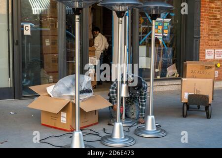 Pastis Restaurant bereitet elektrische Heizgeräte für ihre Mahlzeiten im Freien im Meatpacking District von New York am Donnerstag, 8. Oktober 2020. (© Richard B. Levine) Stockfoto