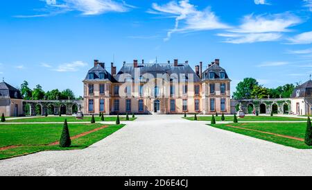 LA MOTTE TILLY, FRANKREICH, August 07, 2016: Fassaden und Gärten von La Motte Tilly schloss, August 07, 2016 in La Motte Tilly, Aube, Frankreich Stockfoto