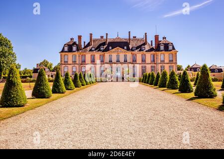 LA MOTTE TILLY, FRANKREICH, August 07, 2016: Fassaden und Gärten von La Motte Tilly schloss, August 07, 2016 in La Motte Tilly, Aube, Frankreich Stockfoto