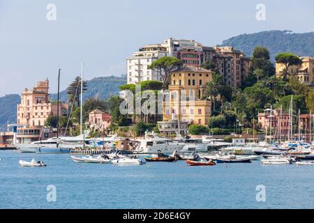 Rapallo, Italien. 16. August 2018: Historische Küstenstadt Rapallo mit Blick auf das Meer mit Hafen. Viele Boote liegen in der Marina. Touristen während der Summe Stockfoto