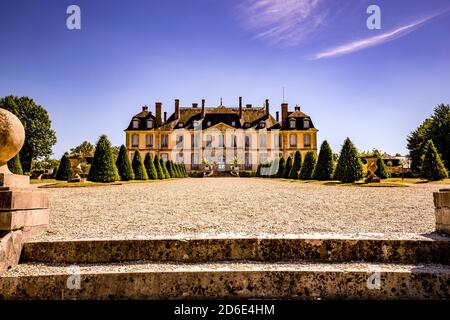 LA MOTTE TILLY, FRANKREICH, August 07, 2016: Fassaden und Gärten von La Motte Tilly schloss, August 07, 2016 in La Motte Tilly, Aube, Frankreich Stockfoto