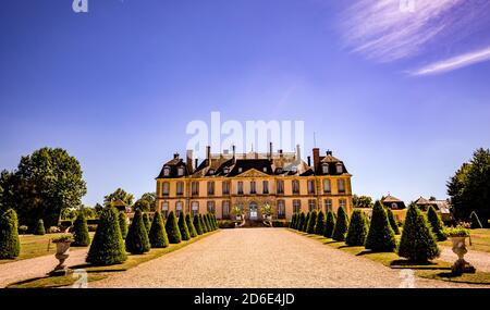 LA MOTTE TILLY, FRANKREICH, August 07, 2016: Fassaden und Gärten von La Motte Tilly schloss, August 07, 2016 in La Motte Tilly, Aube, Frankreich Stockfoto