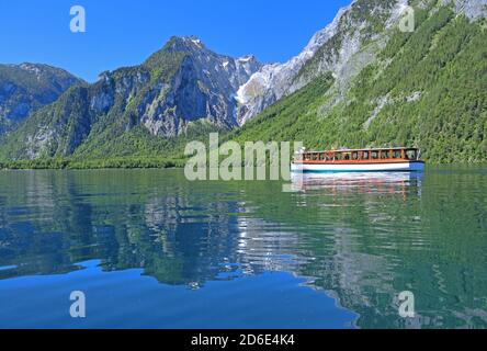 Ausflugsboot auf dem Königssee, Schönau am Königssee, Nationalpark Berchtesgaden, Berchtesgadener Land, Oberbayern, Bayern, Deutschland Stockfoto