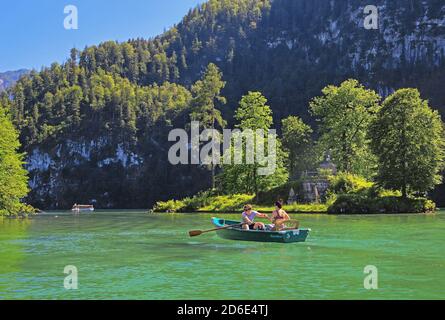 Ruderboot vor der Insel Christlieger auf dem Königssee, Schönau am Königssee, Berchtesgadener Land, Oberbayern, Bayern, Deutschland Stockfoto