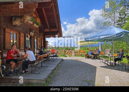 Außenterrasse der Auhütte oberhalb des Isartals, Wallgau, Isar, Wettersteingebirge, Werdenfelser Land, Oberbayern, Bayern, Deutschland Stockfoto