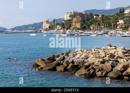 Rapallo, Italien. 16. August 2018: Historische Küstenstadt Rapallo mit Blick auf das Meer mit Hafen. Viele Boote liegen in der Marina. Touristen während der Summe Stockfoto