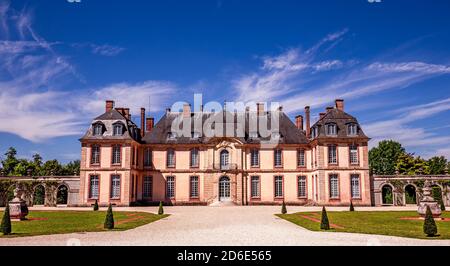 LA MOTTE TILLY, FRANKREICH, August 07, 2016: Fassaden und Gärten von La Motte Tilly schloss, August 07, 2016 in La Motte Tilly, Aube, Frankreich Stockfoto