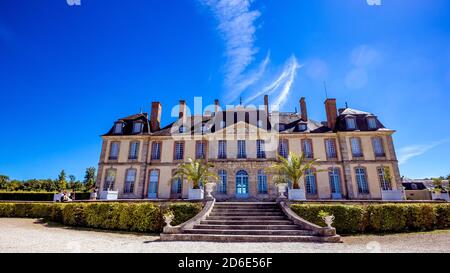 LA MOTTE TILLY, FRANKREICH, August 07, 2016: Fassaden und Gärten von La Motte Tilly schloss, August 07, 2016 in La Motte Tilly, Aube, Frankreich Stockfoto