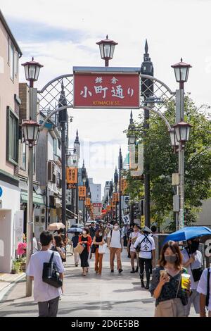 Kamakura, Japan. August 2020. Die Menschen schlendern in der Komachi-dori Straße in Kamakura, Japan, 27. August 2020. Kamakura ist eine Stadt in der Präfektur Kanagawa, Japan. Umgeben von Bergen auf drei Seiten und mit Blick auf das Meer auf einer Seite, Kamakura bietet eine harmonische Mischung aus Naturschönheit und historischer Kultur. Jetzt ist Kamakura ein beliebtes Touristenziel in Japan als Küstenstadt mit einer hohen Anzahl von saisonalen Festivals, sowie alten Tempeln und Schreinen. Quelle: Du Xiaoyi/Xinhua/Alamy Live News Stockfoto
