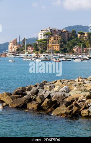 Rapallo, Italien. 16. August 2018: Historische Küstenstadt Rapallo mit Blick auf das Meer mit Hafen. Viele Boote liegen in der Marina. Touristen während der Summe Stockfoto