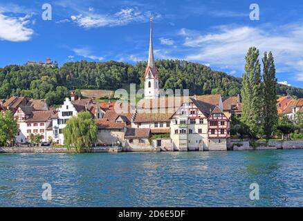 Uferpromenade mit Stadtkirche, Kloster St. Georgen und Burg Hohenklingen, Stein am Rhein, Rheintal, Kanton Schaffhausen, Schweiz Stockfoto