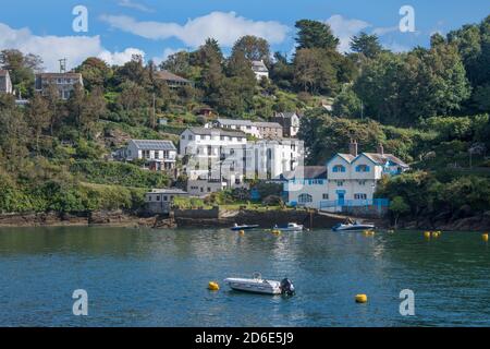 Riverside Häuser und Inn am Fowey River Cornwall England Stockfoto