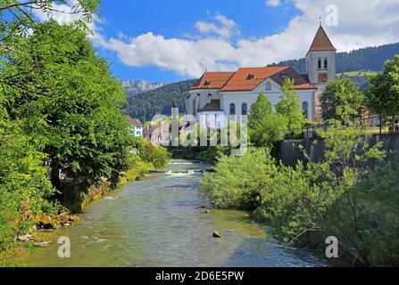 Fluss Sitter mit Pfarrkirche, Appenzell, Appenzeller Land, Kanton Appenzell-Innerrhoden, Schweiz Stockfoto