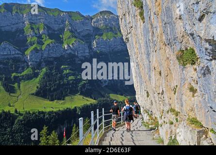 Wanderweg auf dem Felsen zum Berggasthof Aescher-Wildkirchli, Wasserauen, Appenzeller Alpen, Appenzeller Land, Kanton Appenzell-Innerrhoden, Schweiz Stockfoto