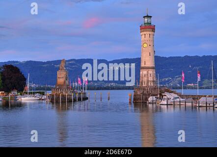 Hafeneinfahrt mit bayrischem Löwen und Leuchtturm in der Abenddämmerung, Lindau, Bodensee, Schwaben, Bayern, Deutschland Stockfoto