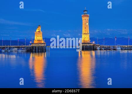 Hafeneinfahrt mit bayrischem Löwen und Leuchtturm am Abend, Lindau, Bodensee, Schwaben, Bayern, Deutschland Stockfoto