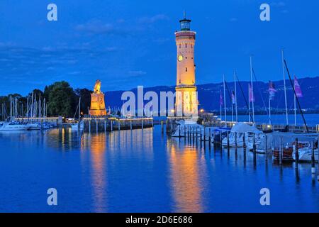 Hafeneinfahrt mit bayrischem Löwen und Leuchtturm am Abend, Lindau, Bodensee, Schwaben, Bayern, Deutschland Stockfoto