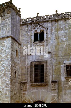 EXTERIOR-DET FACHADA PLATERESCA-PRINCIPIOS S XVI - FOTO AÑOS 60. ORT: PALACIO DE LOS GOLFINES. CACERES. SPANIEN. Stockfoto