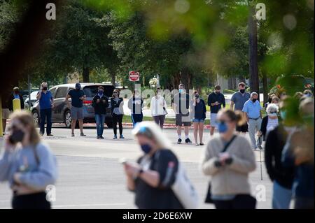 Austin, Texas, USA. Oktober 2020. 16. Oktober 2020: Die Wähler stehen vor dem Southpark Meadows Mega-Center, die Umfragen wurden um 7 Uhr morgens eröffnet und Hunderte von Wählern warten in der Schlange, um ihre Stimme während der frühen Abstimmung abzugeben. Austin, Texas. Mario Cantu/CSM Credit: CAL Sport Media/Alamy Live News Stockfoto