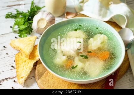 Gesunde Ernährung Konzept. Diät putensuppe mit Gemüse serviert Croutons auf einem weißen Holztisch. Stockfoto