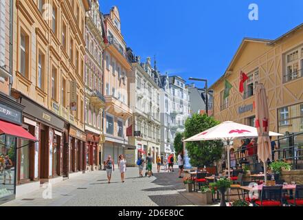 Lazenskastrasse im Kurbereich mit Jugendstilhäusern und Straßencafé, Karlsbad, Kurdreieck, Böhmen, Tschechien Stockfoto