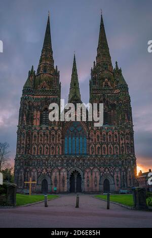 Morgendämmerung in der Lichfield Cathedral in Staffordshire, Großbritannien Stockfoto