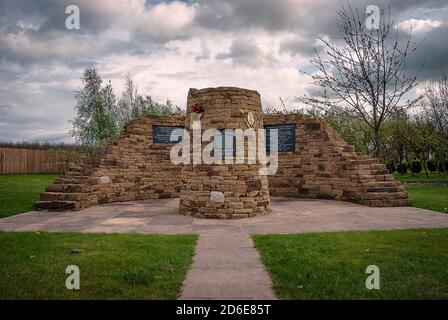 Denkmal für die rhodesischen afrikanischen Gewehre am National Arboretum Memorial in Staffordshire, Großbritannien Stockfoto