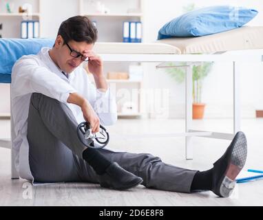 Der Arzt sitzen auf dem Boden im Krankenhaus Stockfoto