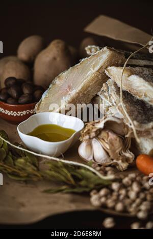 Kabeljau und traditionelle portugiesische Zutaten Stockfoto