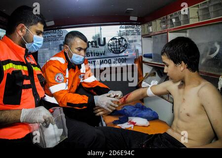 16. Oktober 2020: Gaza, Palästina. 16. Oktober 2020. Eine Rettungsmannschaft der palästinensischen Zivilverteidigung leistet Hilfe für einen 12-jährigen Jungen, der in seinem rechten Arm im Küstengebiet von al-Sudania im nördlichen Gazastreifen verletzt wurde. Der Junge wurde dann mit dem Krankenwagen in das indonesische Krankenhaus in Jabalia gebracht, um die entsprechende medizinische Behandlung zu erhalten.Kredit: Ahmad Hasaballah/IMAGESLIVE/ZUMA Wire/Alamy Live News Stockfoto