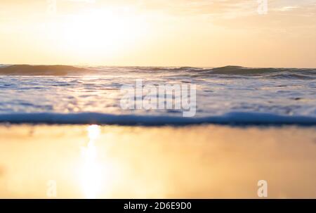 Kalifornische Küste wunderschöne Meeresstrandwellen während des goldenen Sonnenuntergangs Stockfoto