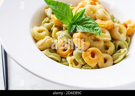 Italienische Ravioli Pasta mit Spinat und Ricotta in weißem Teller. Italienische Tortellini Pasta. Stockfoto