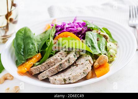 Ketogene Ernährung. Buddha Schüssel mit Hackbraten, Hühnerfleisch, Avocado, Kohl und Nüssen. Entgiftung und gesundes Konzept. Keto-Essen. Stockfoto