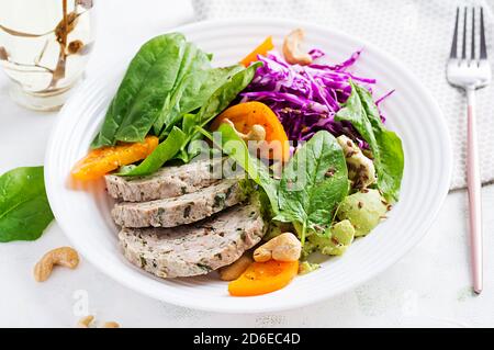 Ketogene Ernährung. Buddha Schüssel mit Hackbraten, Hühnerfleisch, Avocado, Kohl und Nüssen. Entgiftung und gesundes Konzept. Keto-Essen. Stockfoto
