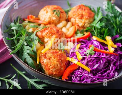 Italienische Pasta. Cavatappi mit Fleischbällchen und Salat auf dunklem Hintergrund. Abendessen. Slow Food Konzept Stockfoto