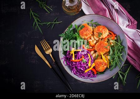 Italienische Pasta. Cavatappi mit Fleischbällchen und Salat auf dunklem Hintergrund. Abendessen. Draufsicht, Overhead. Slow Food Konzept Stockfoto