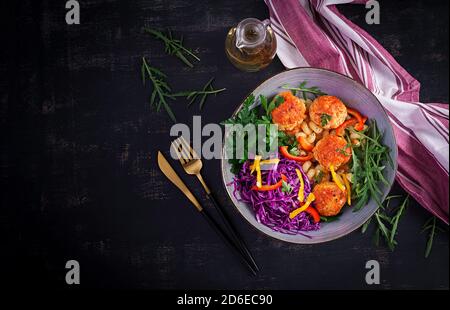 Italienische Pasta. Cavatappi mit Fleischbällchen und Salat auf dunklem Hintergrund. Abendessen. Draufsicht, Overhead. Slow Food Konzept Stockfoto